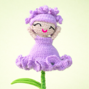Amigurumi de flor transformable en muñeca hecho a mano
